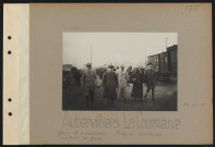 Aubervilliers - La Courneuve. Gare d'évacuation. Mission suédoise visitant la gare