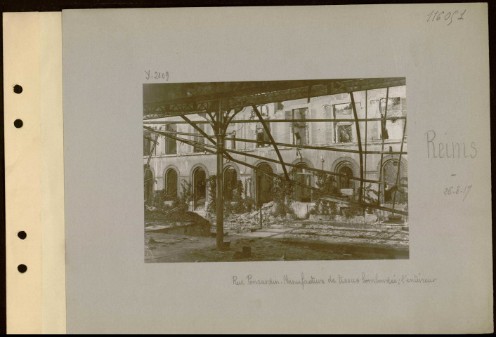 Reims. Rue Ponsardin. Manufacture de tissus bombardée ; l'intérieur