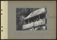 Bruxelles. Hôtel de ville. La loge royale sur le balcon. De gauche à droite : prince Léopold, la reine Elisabeth, M. Pichon, le président Poincaré, la princesse Marie-José et le bourgmestre Max