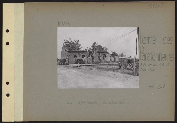 Ferme de Paratonnerres (près et au sud-ouest de Het Sas). Les bâtiments bombardés