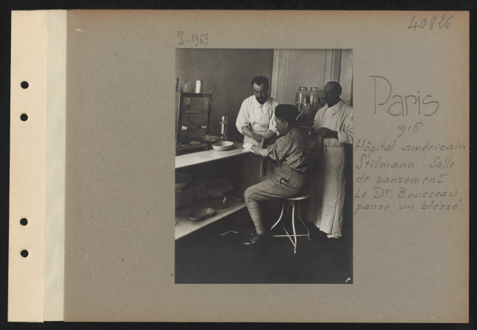 Paris. Hôpital américain Stilman, 19 rue Rembrandt. Salle de Pansement. Le docteur Bousseau panse un blessé