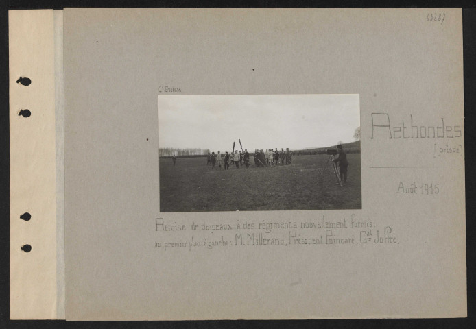 Rethondes (près de). Remise de drapeaux à des régiments nouvellement formés : au premier plan à gauche : M. Millerand, président Poincaré, général Joffre