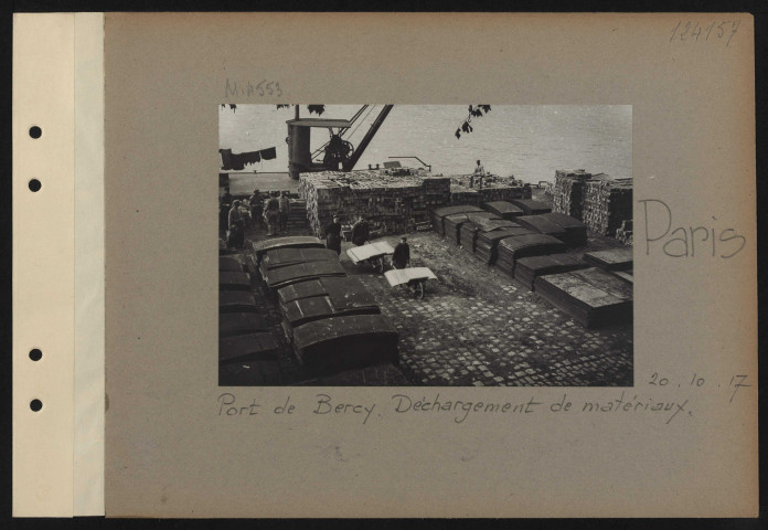 Paris. Port de Bercy. Déchargement de matériaux