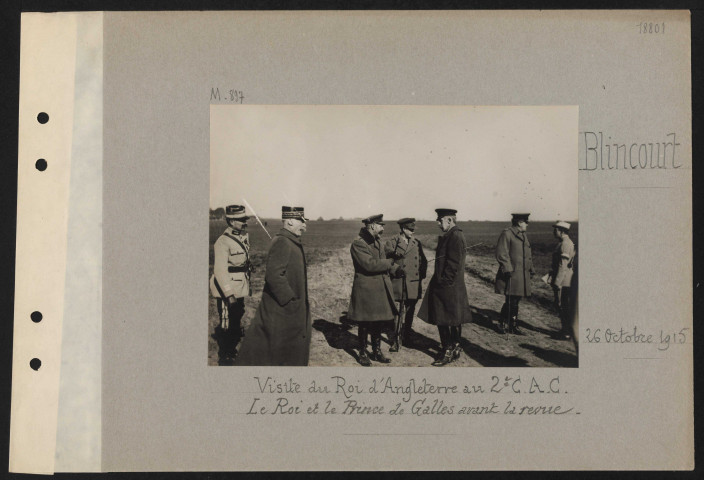 Blincourt. Visite du roi d'Angleterre au deuxième CAC. Le roi et le prince de Galles avant la revue