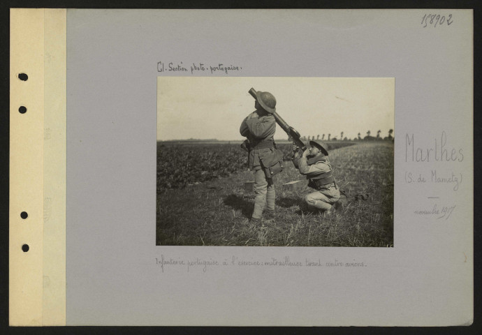 Marthes (sud de Mametz). Infanterie portugaise à l'exercice : mitrailleuse tirant contre avions