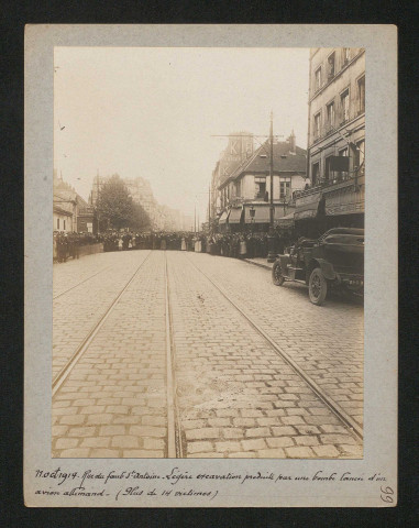 Rue du faubourg Saint-Antoine. Légère excavation produite par une bombe lancée d'un avion allemand (plus de 14 victimes)