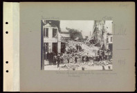 Lille. Soldats allemands déblayant les ruines d'une maison bombardée