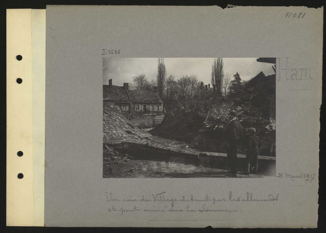 Ham. Un coin du village détruit par les Allemands et pont ruiné sur la Somme