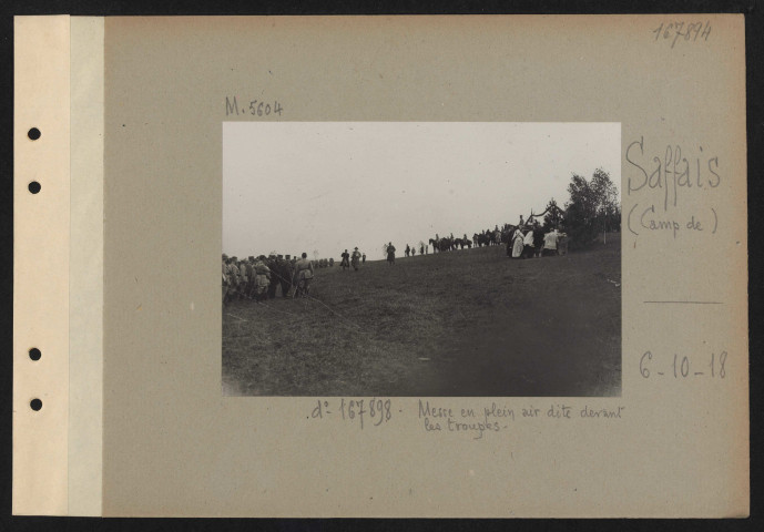 Saffais (camp de). Cf. n° 167898. Messe en plein air dite devant les troupes