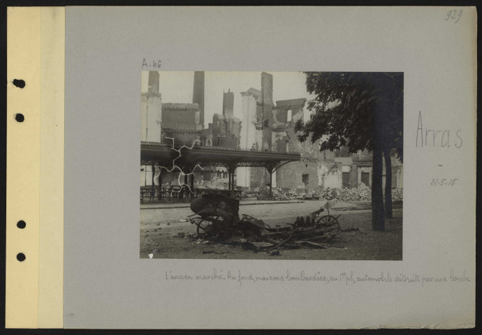 Arras. L'ancien marché. Au premier plan, automobile détruite par une bombe