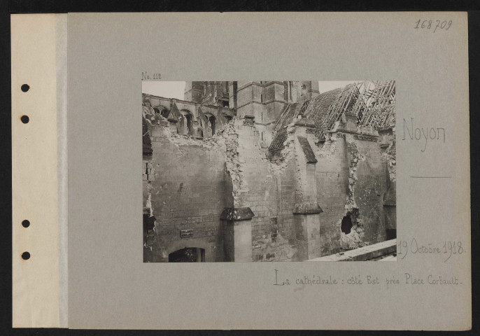 Noyon. La cathédrale : côté est près place Corbault