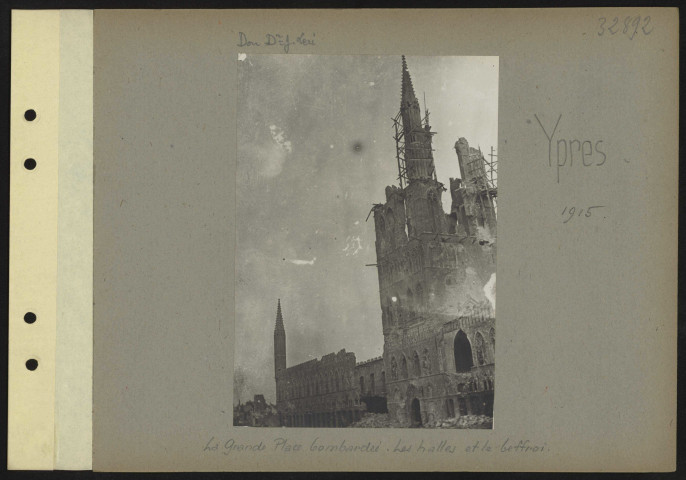 Ypres. La grande place bombardée. Les halles et le beffroi
