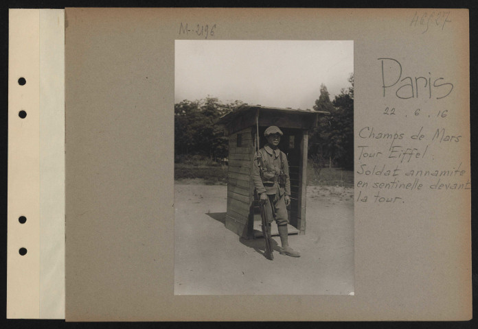 Paris. Champ-de-Mars. Tour Eiffel. Soldat annamite en sentinelle devant la tour