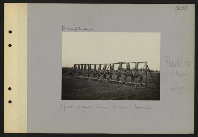 Marthes (sud de Mametz). Infanterie portugaise à l'exercice : l'escrime à la baïonnette