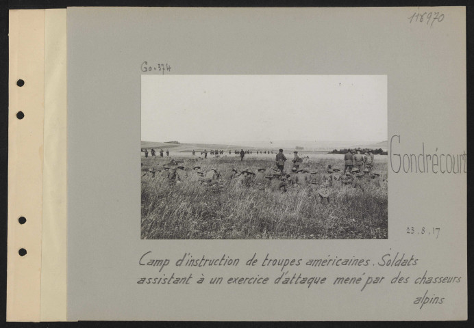 Gondrecourt. Camp d'instruction de troupes américaines. Soldats assistant à un exercice d'attaque mené par des chasseurs alpins