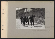 Nampcel. Ruines : sénégalais ramenant des prisonniers allemands