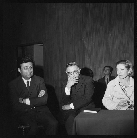 Conférence de presse de Jean-Paul Sartre, François Périer, Jean Vilar et Yvette Etiévant
