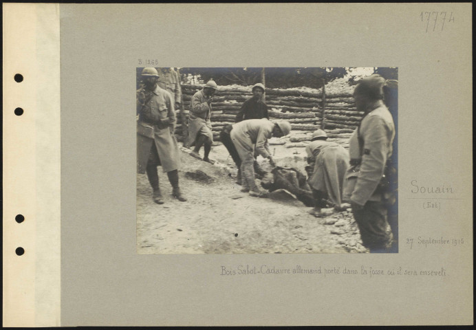 Souain (est). Bois Sabot. Cadavre allemand porté dans la fosse où il sera enseveli