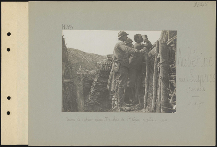 Aubérive-sur-Suippes (sud de). Dans le secteur russe. Tranchée de première ligne : guetteurs russes