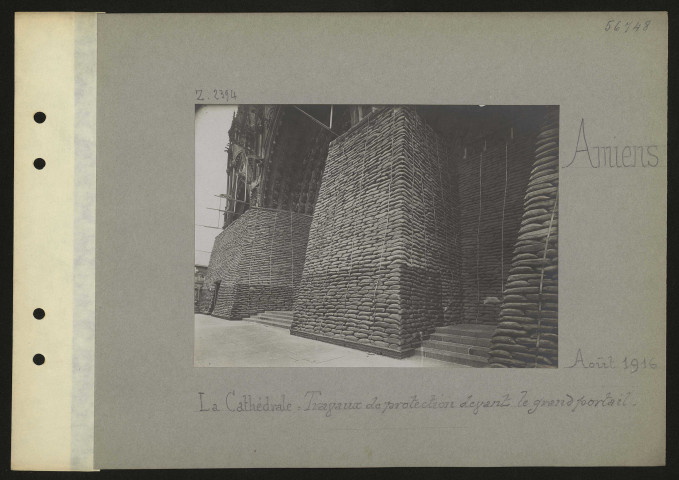 Amiens. La cathédrale : travaux de protection devant le grand portail