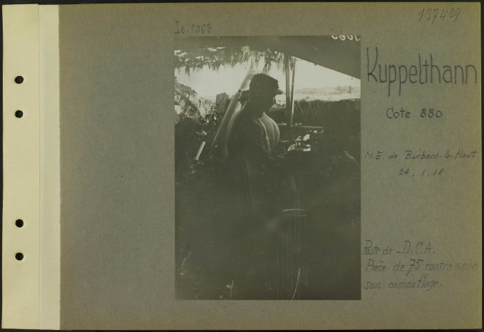 Kuppelthann (Cote 880) (Nord-est de Bourbach-le-Haut). Poste de D.C.A. Pièce de 75 contre avion sous camouflage
