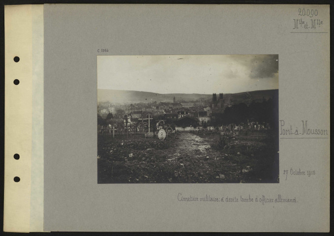 Pont-à-Mousson (Meurthe-et-Moselle). Cimetière militaire ; à droite tombe d'officier allemand
