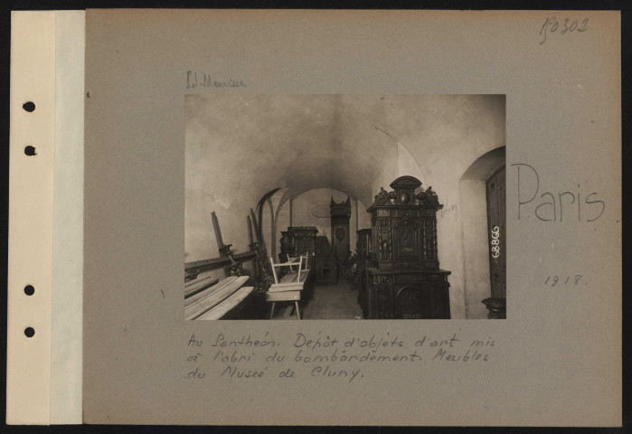 Paris. Au Panthéon. Dépôt d'objets d'art mis à l'abri du bombardement. Meubles du musée de Cluny