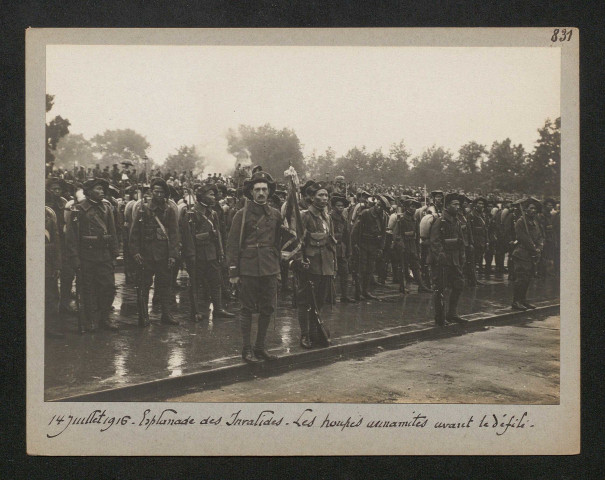 Esplanade des Invalides. Les troupes annamites avant le défilé