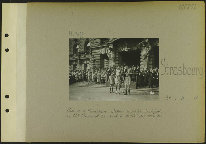 Strasbourg. Place de la République. Devant le palais impérial. Le général Gouraud pendant le défilé des troupes