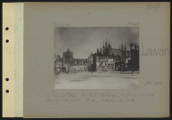Louvain. La grande place. Au fond. Collégiale Saint-Pierre incendiée par les Allemands. À droite, l'hôtel de ville