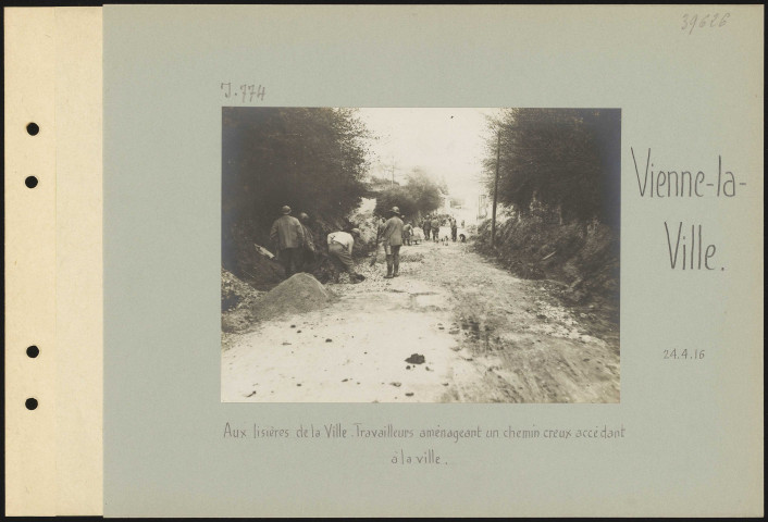 Vienne-la-Ville. Aux lisières de la ville. Travailleurs aménageant un chemin creux accédant à la ville