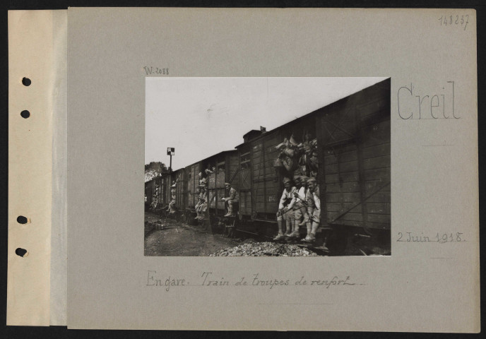 Creil. En gare : train de troupes de renfort