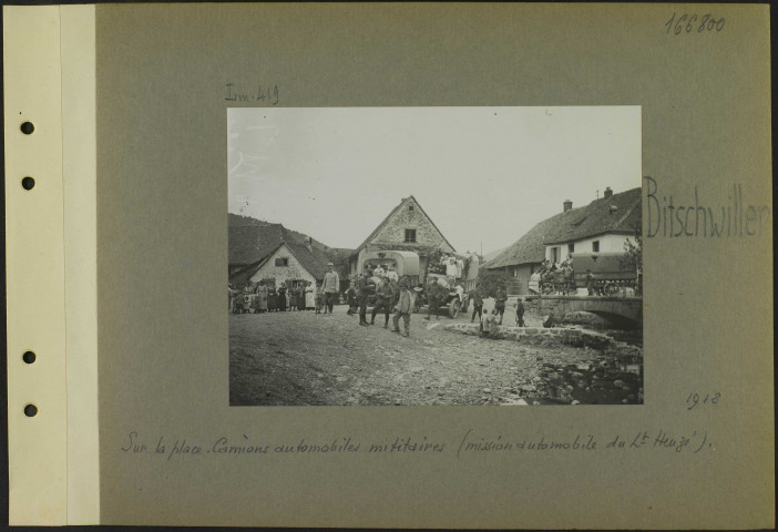 Bitschwiller. Sur la place. Camions automobiles militaires (Mission automobile du lieutenant Heuzé)