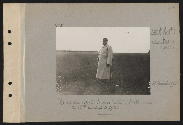 Saint-Martin-aux-Bois (près). Revue du 10e CA par le général Anthoine ; le général pendant le défilé