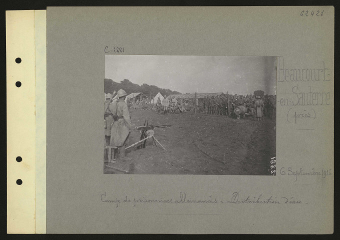Beaucourt-en-Santerre (près). Camp de prisonniers allemands : distribution d'eau