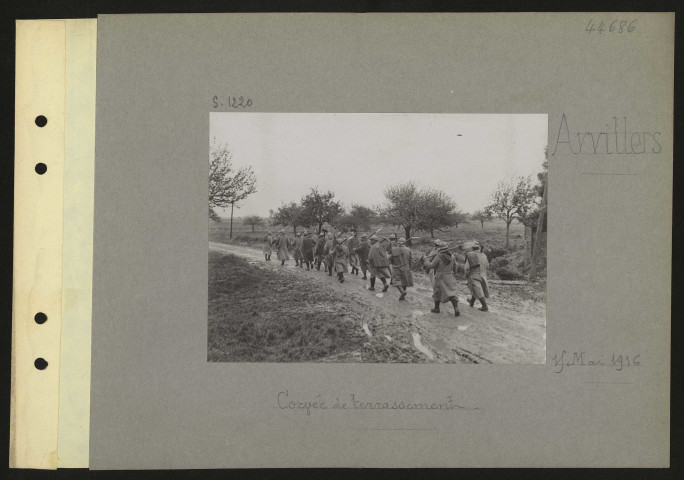 Arvillers. Corvée de terrassement