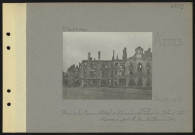 Arras. Place de la Gare. Hôtel du "Courrier du Pas-de-Calais" et maison après le bombardement