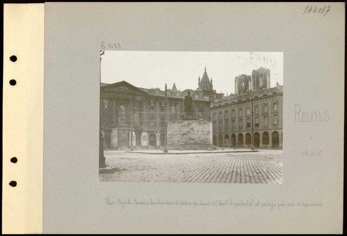 Reims. Place Royale. Maisons bombardées et statue de Louis XV dont le piédestal est protégé par une maçonnerie