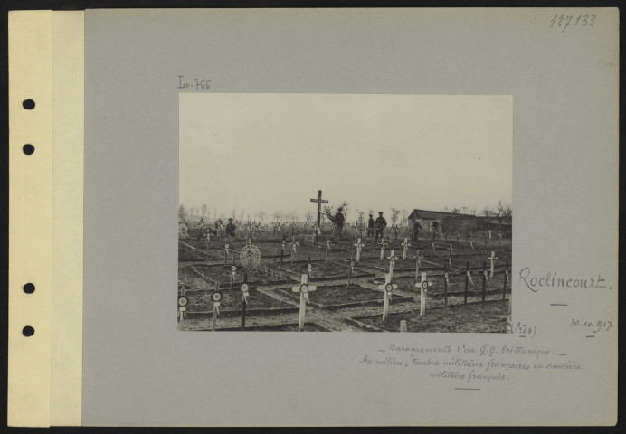 Roclincourt (près). Baraquements d'un QG britannique. Au milieu, tombes militaires françaises et cimetière militaire français