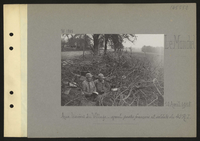 Le Monchel. Aux lisières du village : avant-postes français et soldats du 43e régiment d'infanterie