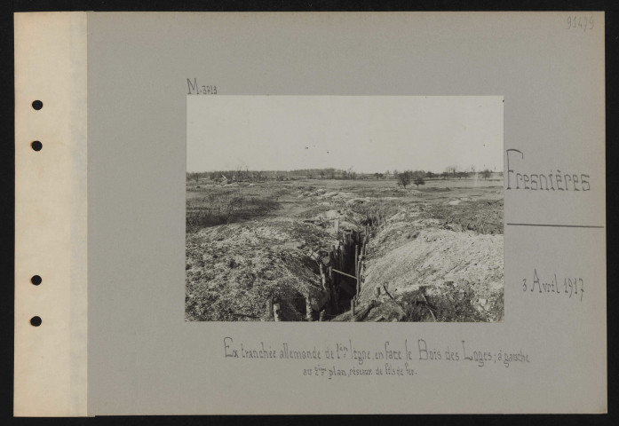 Fresnières. Ex tranchée allemande de première ligne, en face le Bois des Loges ; à gauche au deuxième plan, réseaux de fils de fer