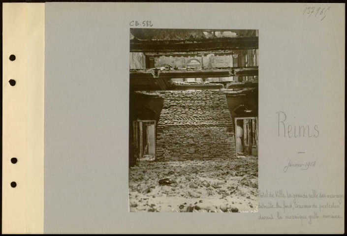Reims. Hôtel de ville. La grande salle des mariages détruite. Au fond, travaux de protection devant la mosaïque gallo-romaine