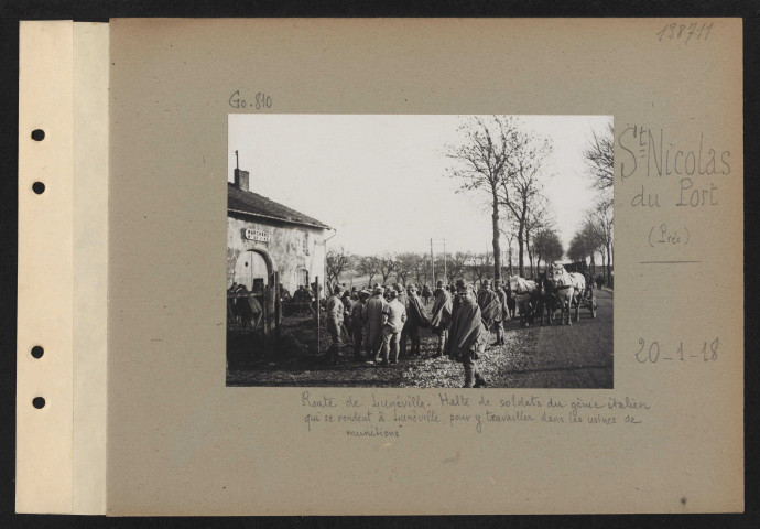 Saint-Nicolas-du-Port (près). Route de Lunéville. Halte de soldats du génie italien qui se rendent à Lunéville pour y travailler dans les usines de munitions