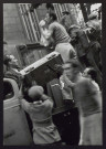 Marseille, insurrection du 21 août 1944. 14h30. Les Allemands sont en fuite. Ils abandonnent leurs camions. On se précipite pour prendre les armes qui sont aussitôt distribuées pour l'attaque de la préfecture