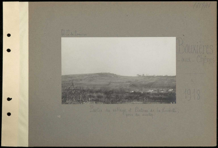 Bouxières-aux-Chênes. Partie du village et plateau de la Rochette, près du moulin