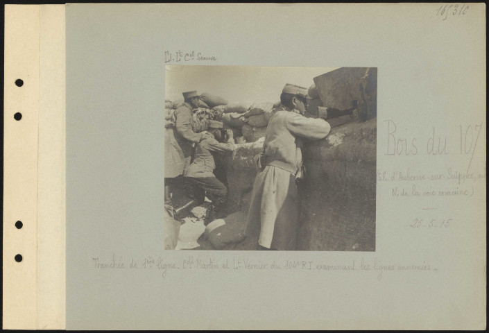 Bois du 107 (sud-est d'Aubérive-sur-Suippes, au nord de la voie romaine). Tranchée de première ligne. Commandant Martin et lieutenant Vernier du 104e régiment d'infanterie examinant les lignes ennemies