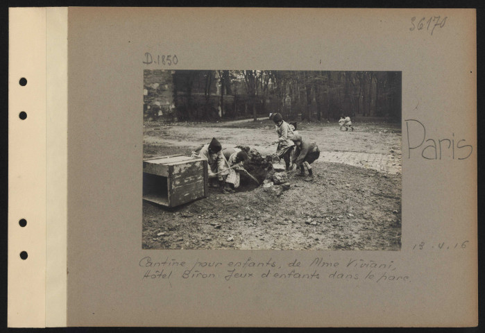 Paris. Cantine pour enfants, de Mme Viviani. Hôtel Biron. Jeux d'enfants dans le parc