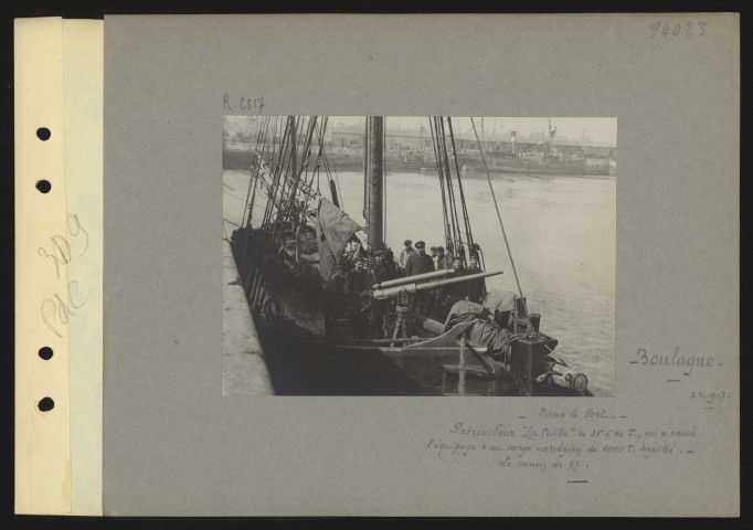 Boulogne. Dans le port. Le patrouilleur "La Caille" de 35 à 40 t, qui a sauvé l'équipage d'un cargo norvégien de 4000 t torpillé. Le canon de 47