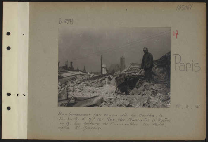 Paris. Bombardement par canon dit la Bertha, le 25-3-18, à 7h10. Rue des Nonnains d'Hyères numéro 19. La toiture de l'immeuble. Au fond, église Saint-Gervais