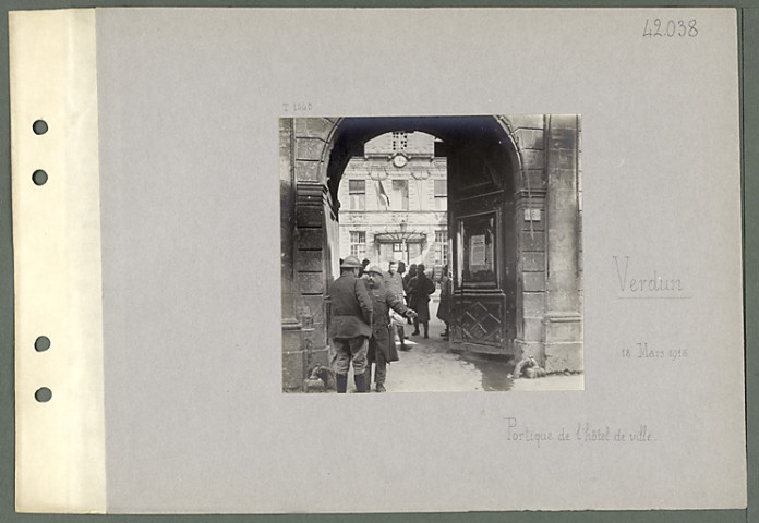 Verdun. Portique de l'hôtel de ville